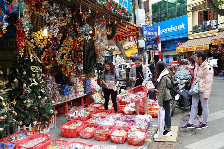Hanoi streets lit up as merry Christmas comes - ảnh 2